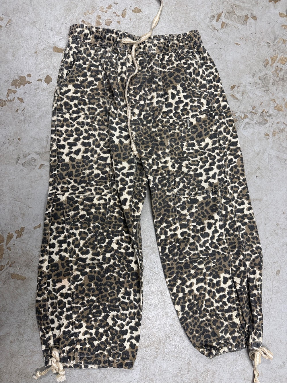 Leopard Print Drawstring Cargo Joggers Medium - LIKE NEW - Aaron & Amber